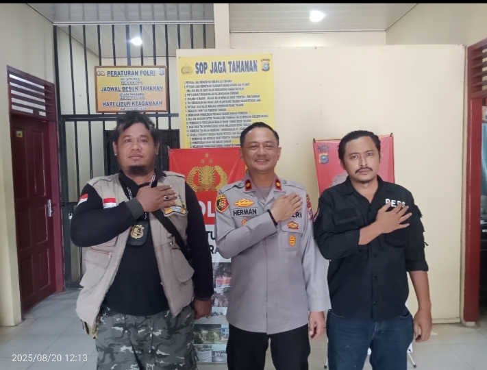 Jalin Silaturahmi ,Dua Awak Media Kunjungi Kapolsek Kandis