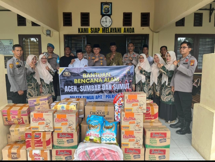 Polsek Sungai Apit Gelar Sholat Gaib dan Salurkan Bantuan untuk Korban Banjir di Aceh, Sumut, dan Sumbar Oplus_16908288