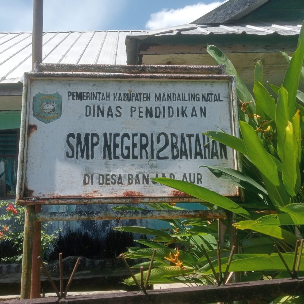 Kepsek SMPN 2 Batahan di Duga Pungli Jual Buku LKS IMG-20260404-WA0038(1)