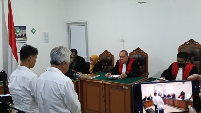 dua-terdakwa-korupsi-fee-proyek-dprd-oku-jalani-sidang-vonis-1773327593393_169