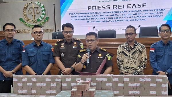 kejaksaan-tinggi-lampung-mengeksekusi-pembayaran-uang-pengganti-dalam-perkara-tindak-pidana-korupsi-proyek-tol-terpeka-rp-78-m-1776334969467_169